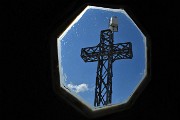 77 Dagli oblo del Bivacco Locatelli Scaioli Milani vista sulla croce di vetta